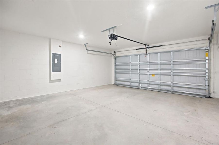 Spacious, unfurnished interior of a new home in , Ocala (Image 28).