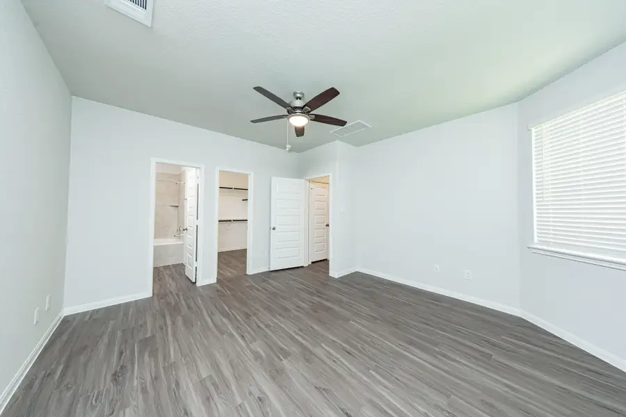 Spacious, unfurnished interior of a new home in River's Edge, Conroe (Image 10).
