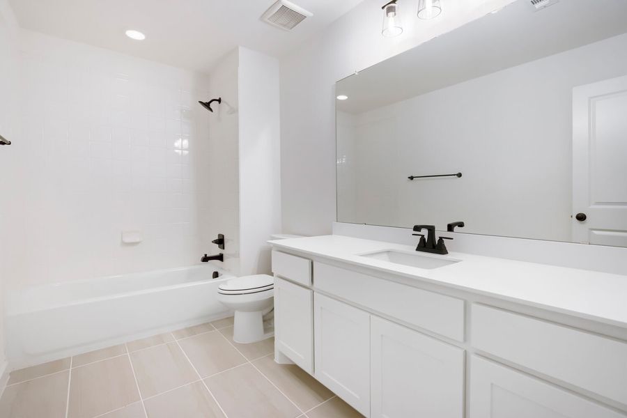 2615 Cedar - Full Bathroom