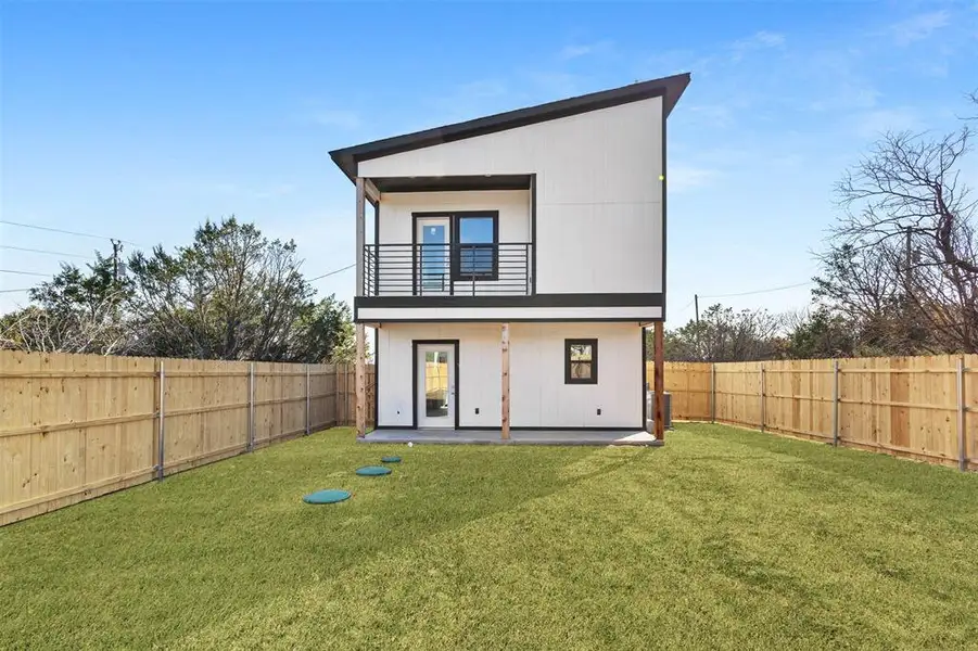 Exterior details and patio area of a home in , Granbury (Image 3).