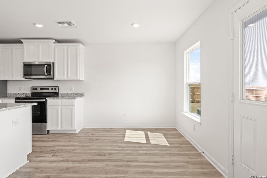 Spacious, unfurnished interior of a new home in Rosewood Estates, Lytle (Image 6).