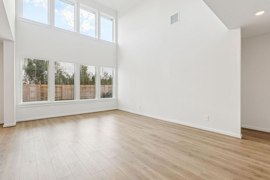 Spacious, unfurnished interior of a new home in Stewart's Ranch, Conroe (Image 15).
