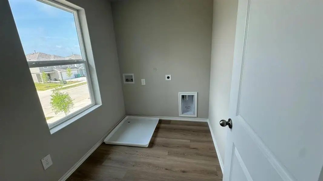 Spacious, unfurnished interior of a new home in Hickory Grove, Denton (Image 11).