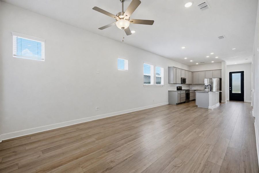 Spacious, unfurnished interior of a new home in The Groves 35', Humble (Image 19).