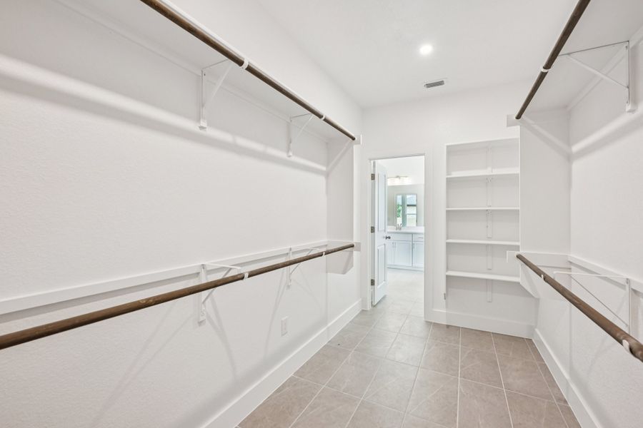 Spacious, unfurnished interior of a new home in Persimmon, Buda (Image 27).