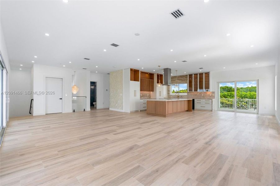 Spacious, unfurnished interior of a new home in , Tavernier (Image 74).