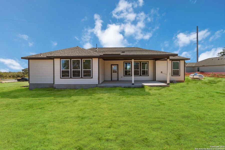 Exterior details and patio area of a home in Jordan's Ranch, San Antonio (Image 3).