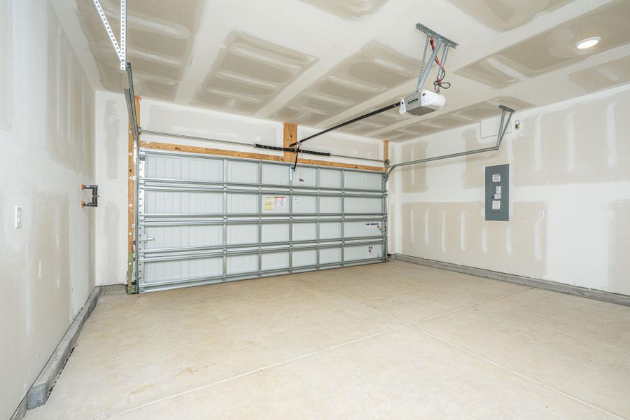 Spacious, unfurnished interior of a new home in Cedar Glen Preserve, Huger (Image 23).