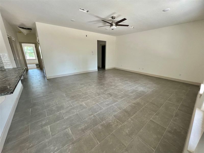 Spacious, unfurnished interior of a new home in , Angleton (Image 3).
