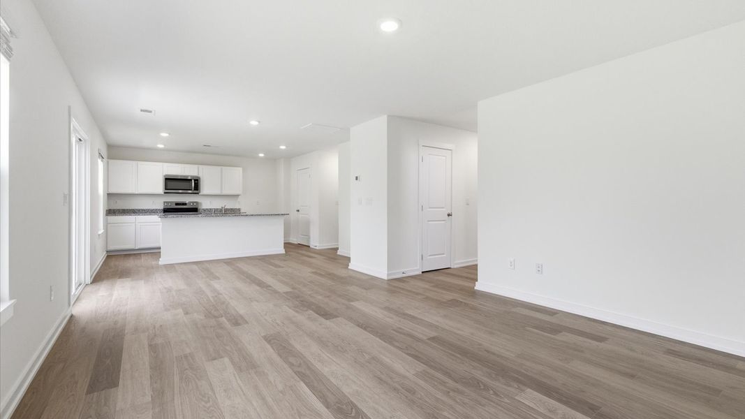Spacious, unfurnished interior of a new home in Oak Hill, Vonore (Image 21).