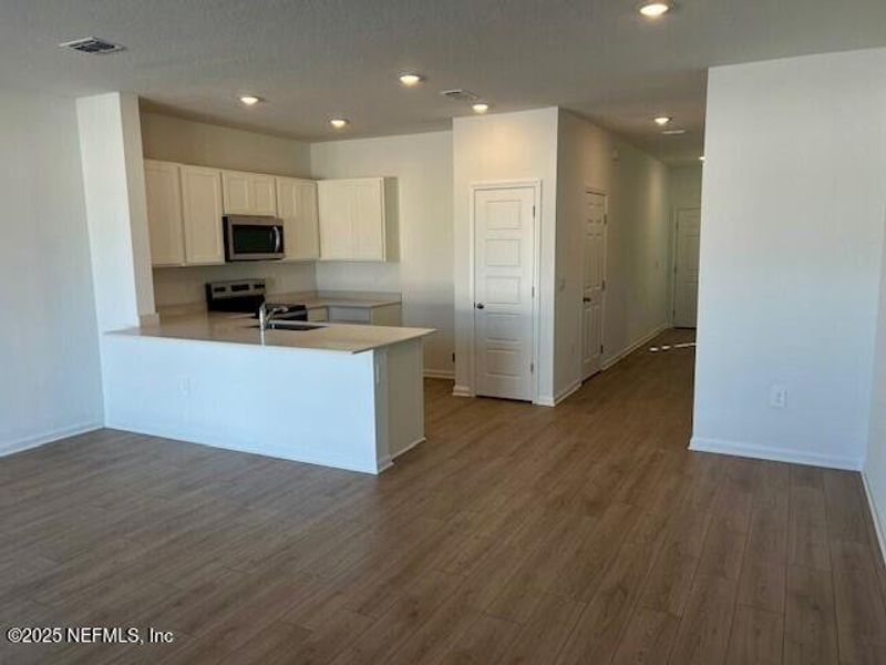 Furnished interior view inside a new home in , Middleburg (Image 25).