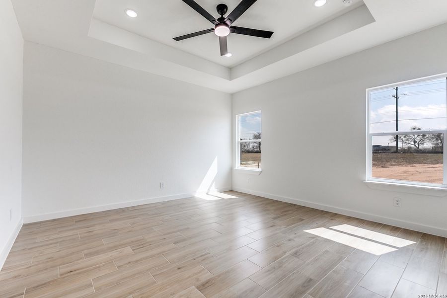 Spacious, unfurnished interior of a new home in , Atascosa (Image 20).