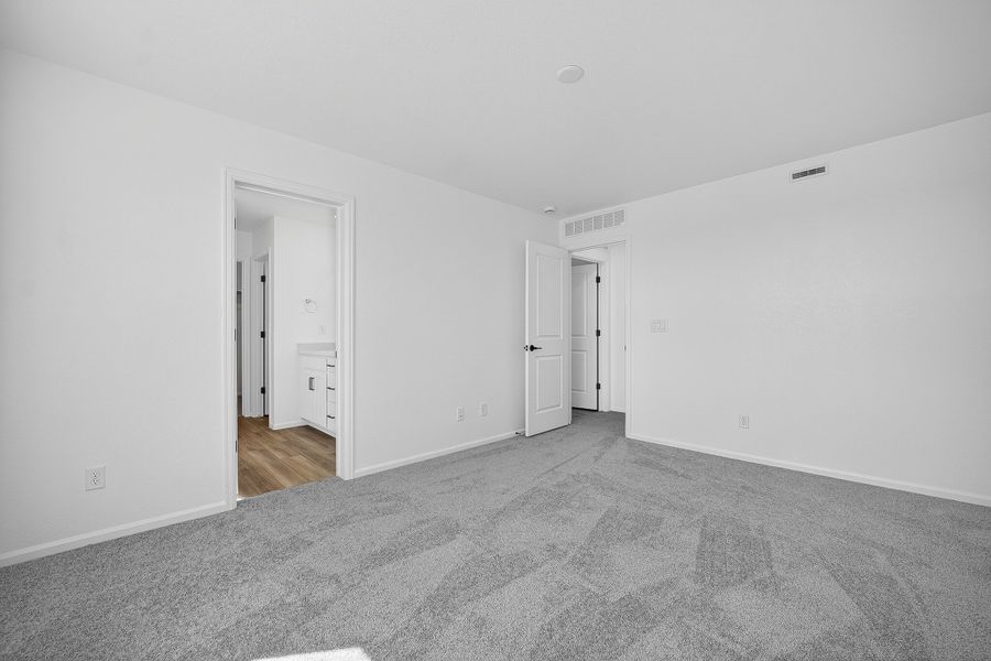 Spacious, unfurnished interior of a new home in Lake Bluff, Greeley (Image 15).