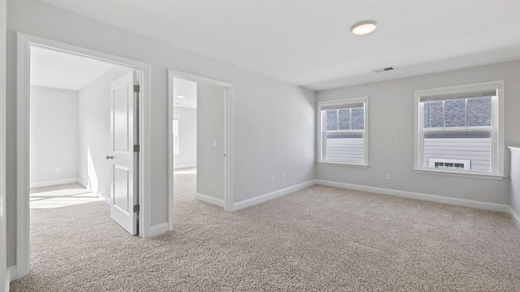 Spacious, unfurnished interior of a new home in Sunset Summits, Spartanburg (Image 24).