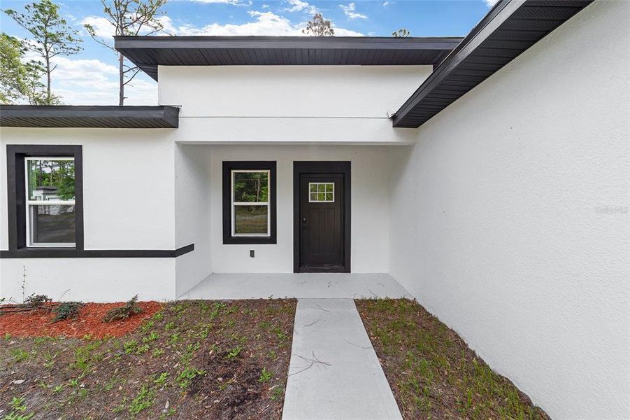Exterior details and patio area of a home in , Citrus Springs (Image 3).