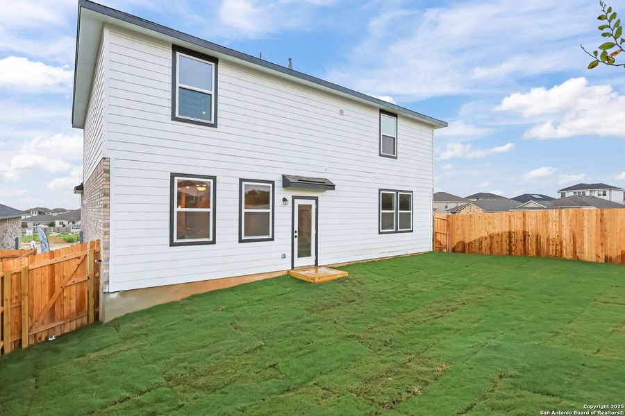 Exterior details and patio area of a home in Comanche Ridge, San Antonio (Image 20).