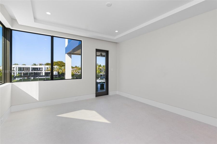 Spacious, unfurnished interior of a new home in , Fort Lauderdale (Image 25).