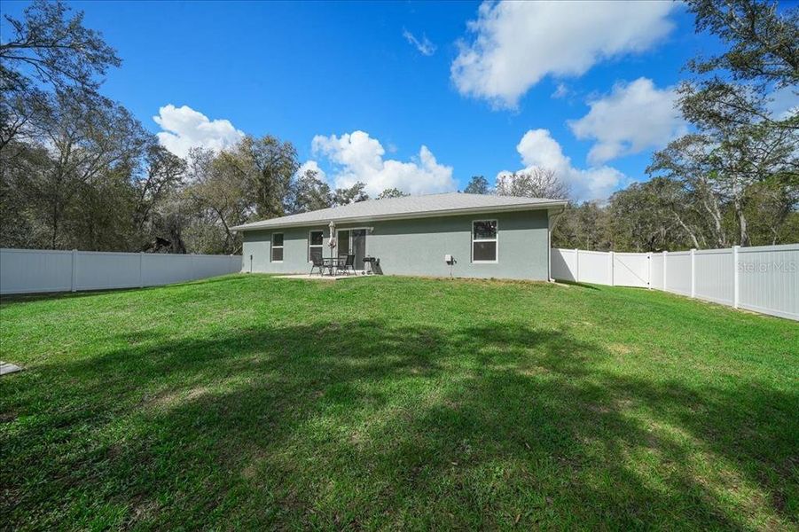 Exterior details and patio area of a home in , Ocklawaha (Image 26).