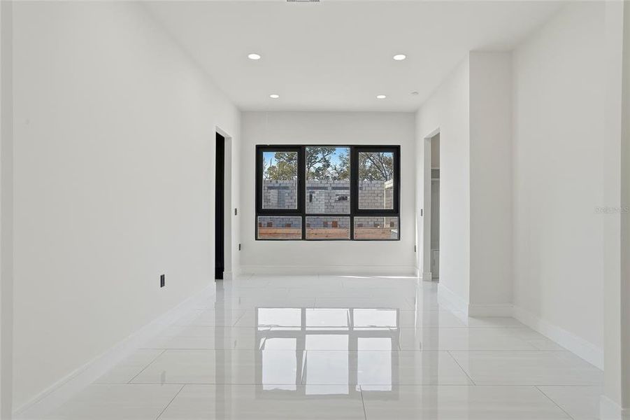 Spacious, unfurnished interior of a new home in , Tampa (Image 77).