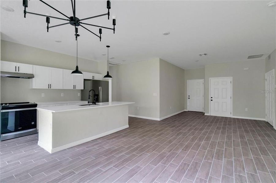 Spacious, unfurnished interior of a new home in , Ocala (Image 15).