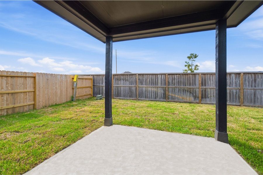 Exterior details and patio area of a home in Pecan Estates, Crosby (Image 4).