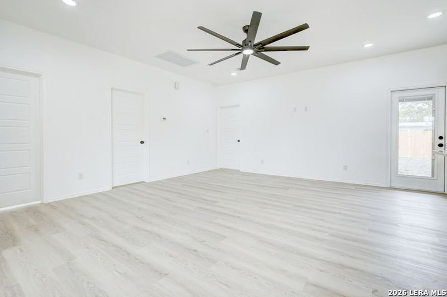 Spacious, unfurnished interior of a new home in , San Antonio (Image 23).