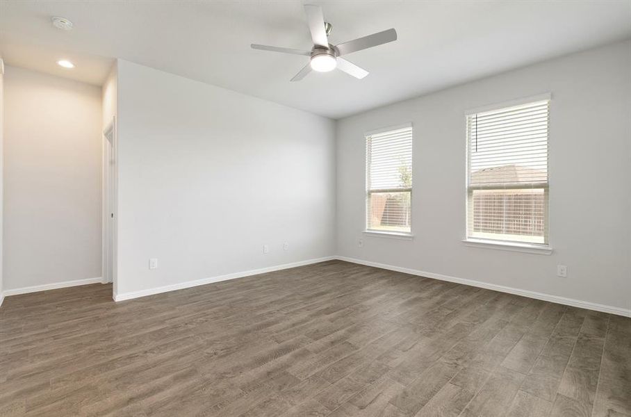 Unfurnished room with dark wood-type flooring, recessed lighting, and ceiling fan