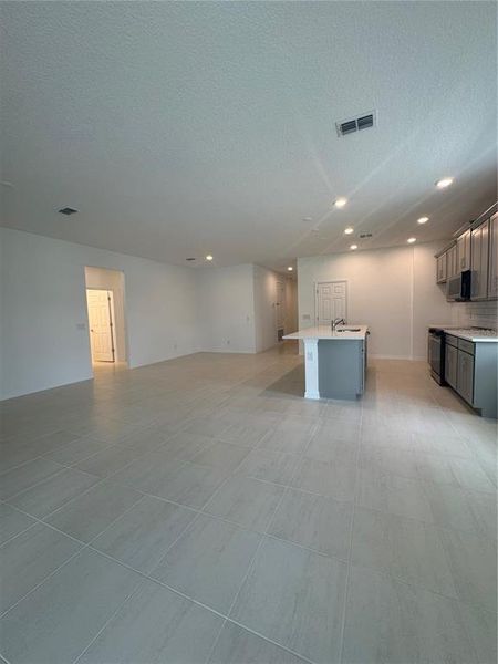 Spacious, unfurnished interior of a new home in Trinity Gardens, Deland (Image 6).