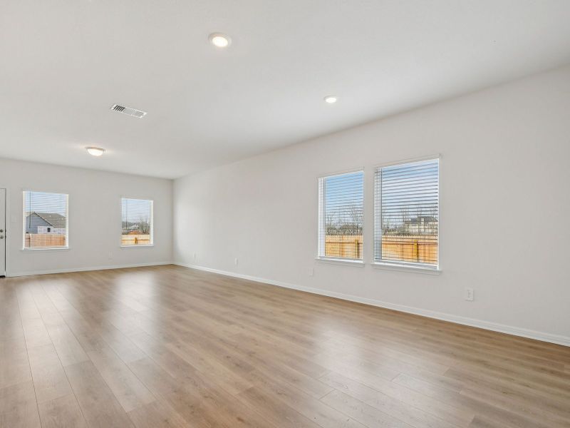Spacious, unfurnished interior of a new home in Riverbend at Double Eagle - Reserve Collection, Cedar Creek (Image 7).