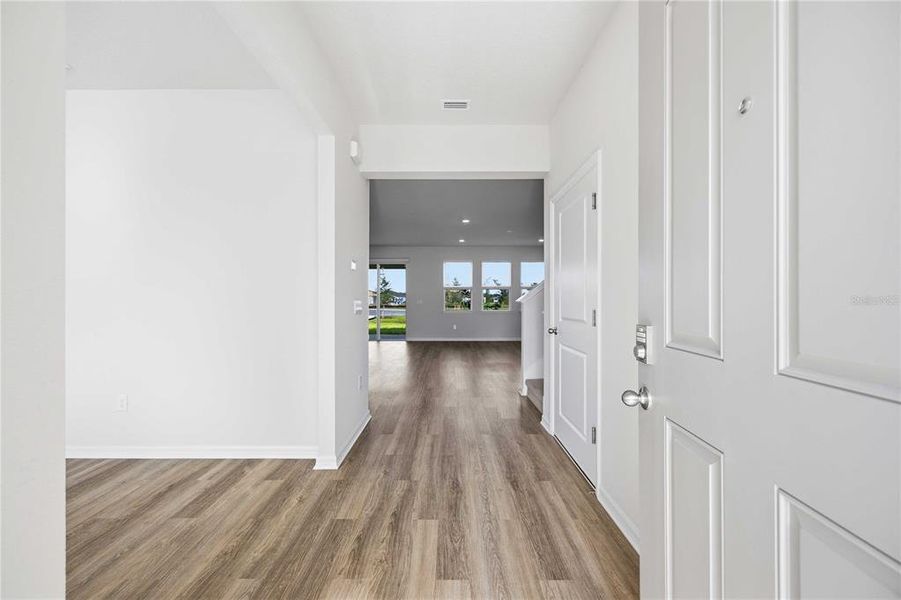 Spacious, unfurnished interior of a new home in Coddington, Bradenton (Image 39).