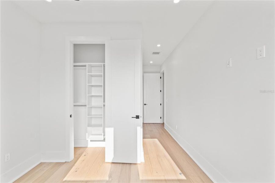 Spacious, unfurnished interior of a new home in , Tampa (Image 30).