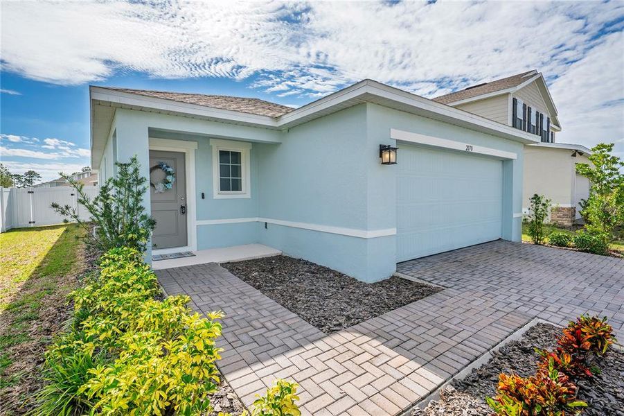 Exterior details and patio area of a home in , Deland (Image 1).