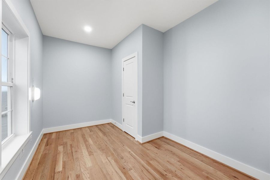 Spacious, unfurnished interior of a new home in , Tiki Island (Image 26).