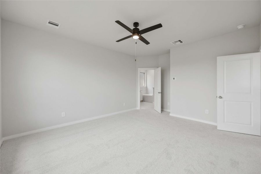 Spacious, unfurnished interior of a new home in Sunterra 40, Katy (Image 12).