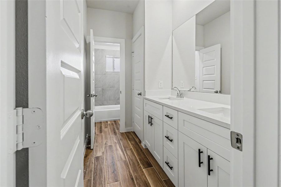 Furnished interior view inside a new home in Glendale Lakes, Rosharon (Image 11).