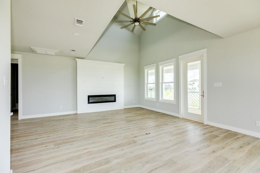 Spacious, unfurnished interior of a new home in , Galveston (Image 19).