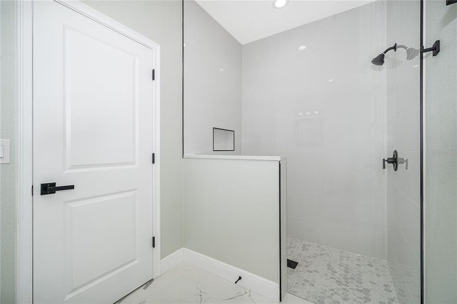 Furnished interior view inside a new home in , Orlando (Image 9).