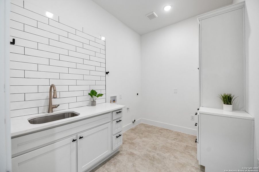 Furnished interior view inside a new home in , Bandera (Image 5).