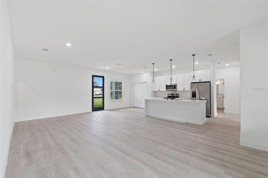 Spacious, unfurnished interior of a new home in , Ocala (Image 14).