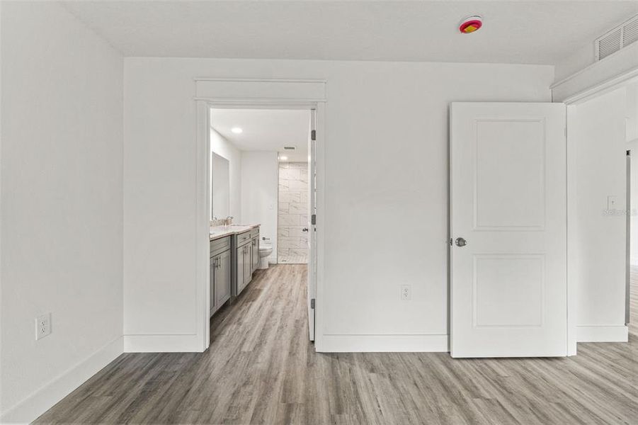 Spacious, unfurnished interior of a new home in , Weeki Wachee (Image 23).