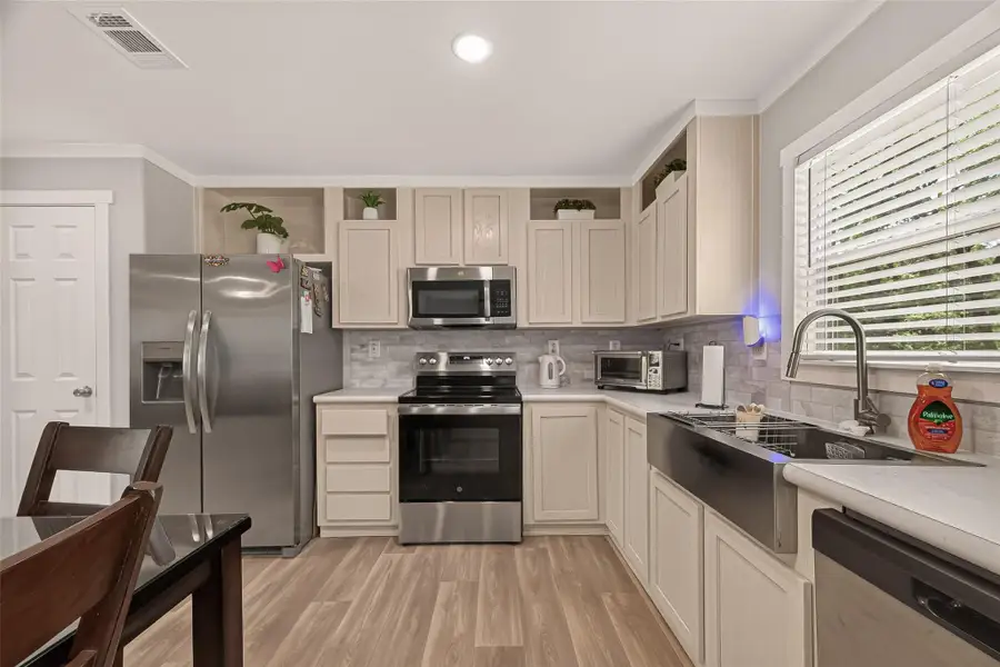 Furnished interior view inside a new home in , Baytown (Image 30).