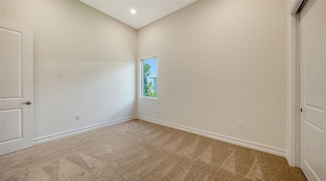 Spacious, unfurnished interior of a new home in , Sarasota (Image 10).