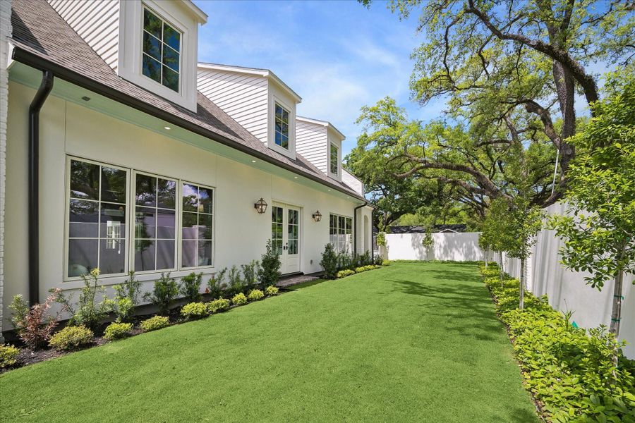 WOW!! Expansive turf set on this side yard of this large corner lot, bordered by manicured landscaping & privacy wall. Walls of windows & French doors line the home, offering seamless access & beautiful views of the outdoor living spaces in desirable Hunters Creek. Just Gorgeous!