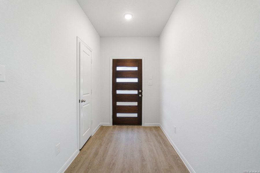 Spacious, unfurnished interior of a new home in Garden Grove, San Antonio (Image 11).