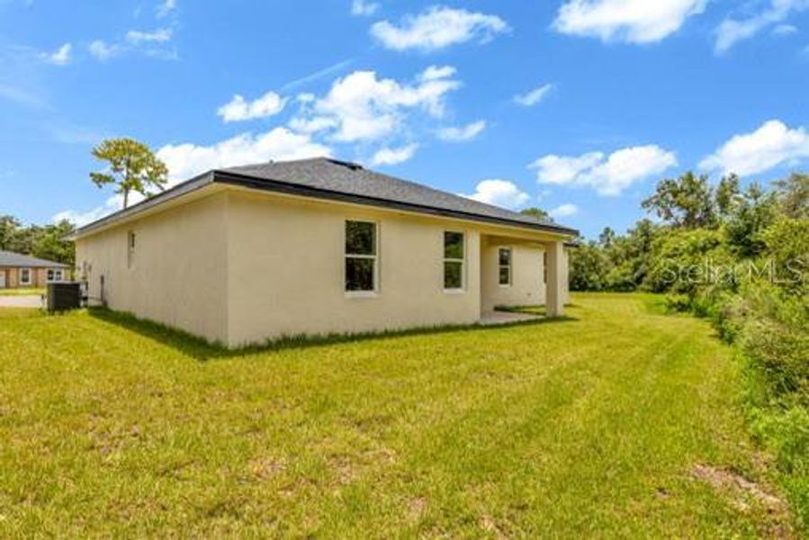 Exterior details and patio area of a home in , Deltona (Image 19).
