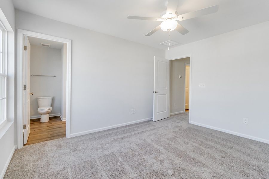 Spacious, unfurnished interior of a new home in Astoria, Columbia (Image 22).