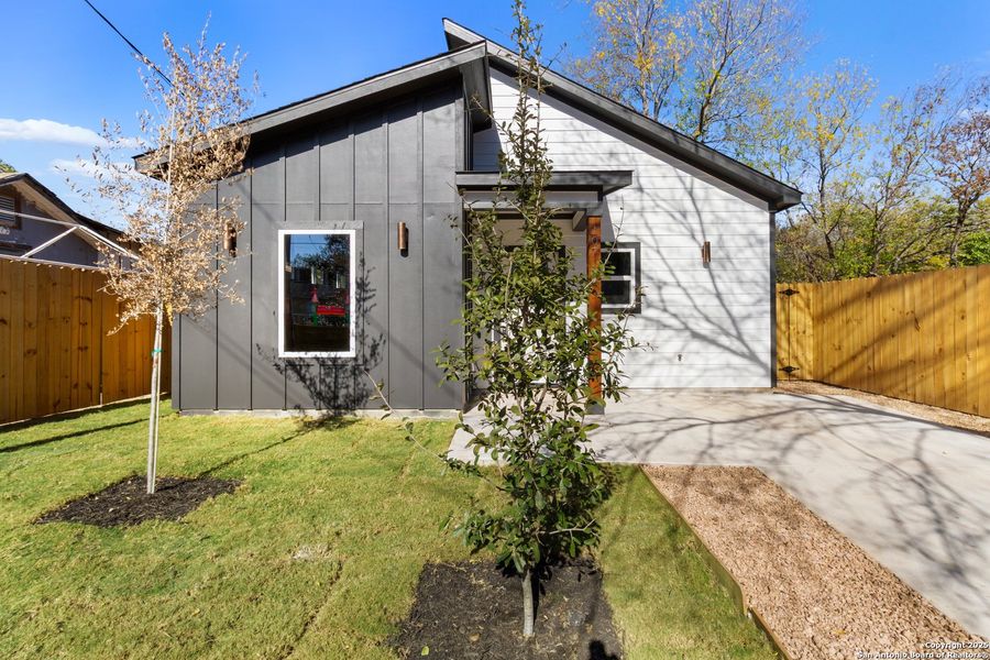 Exterior details and patio area of a home in , San Antonio (Image 14).