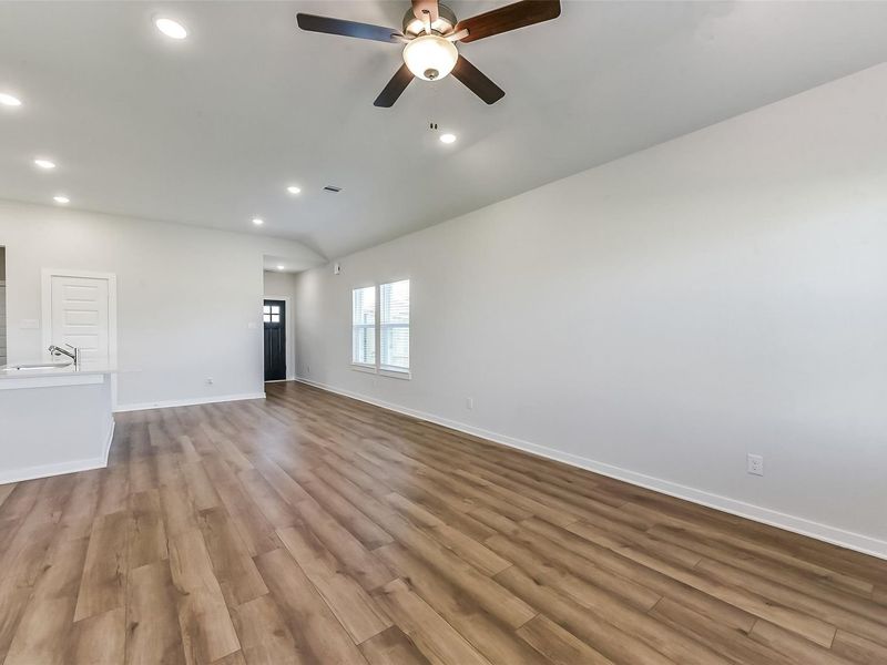 Spacious, unfurnished interior of a new home in River Ranch Meadows, Dayton (Image 25).