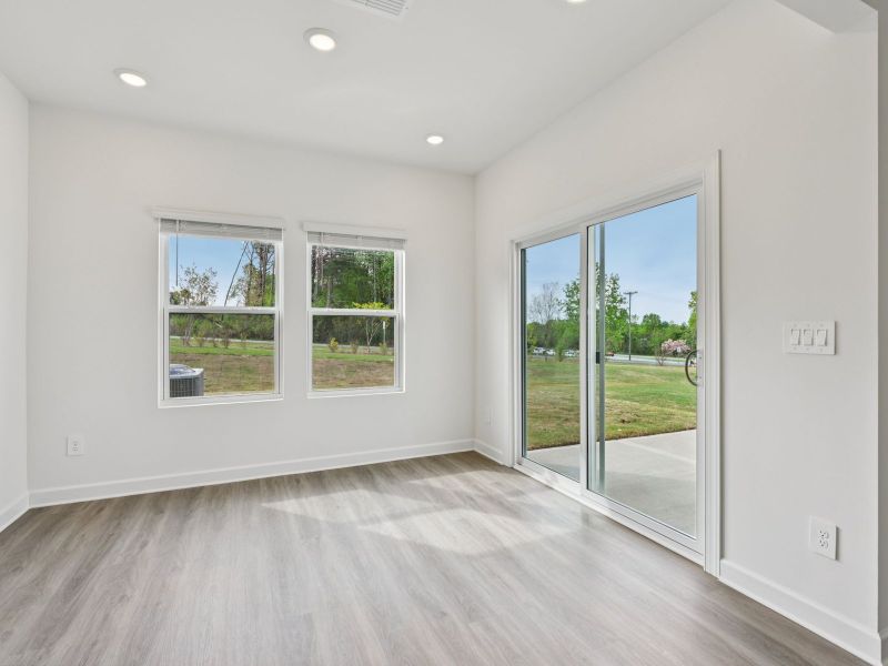 Spacious, unfurnished interior of a new home in Buffalo Ridge, Newton (Image 13).