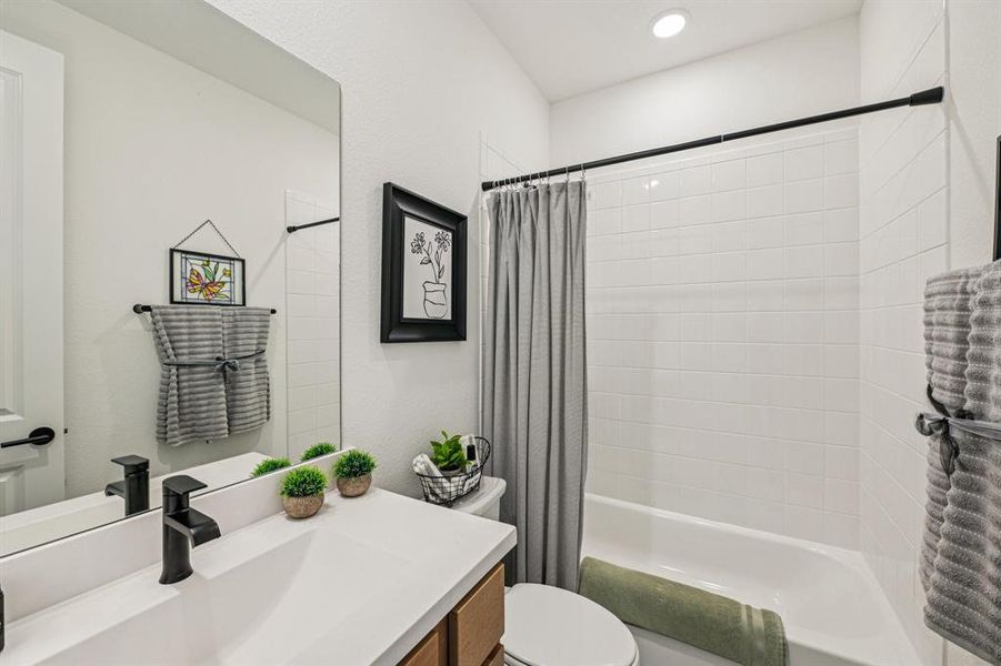 Furnished interior view inside a new home in Ridge Crossing, Waxahachie (Image 10).